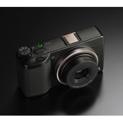 Ricoh GR III  HDF Kompakt Dijital Fotoğraf Makinesi  